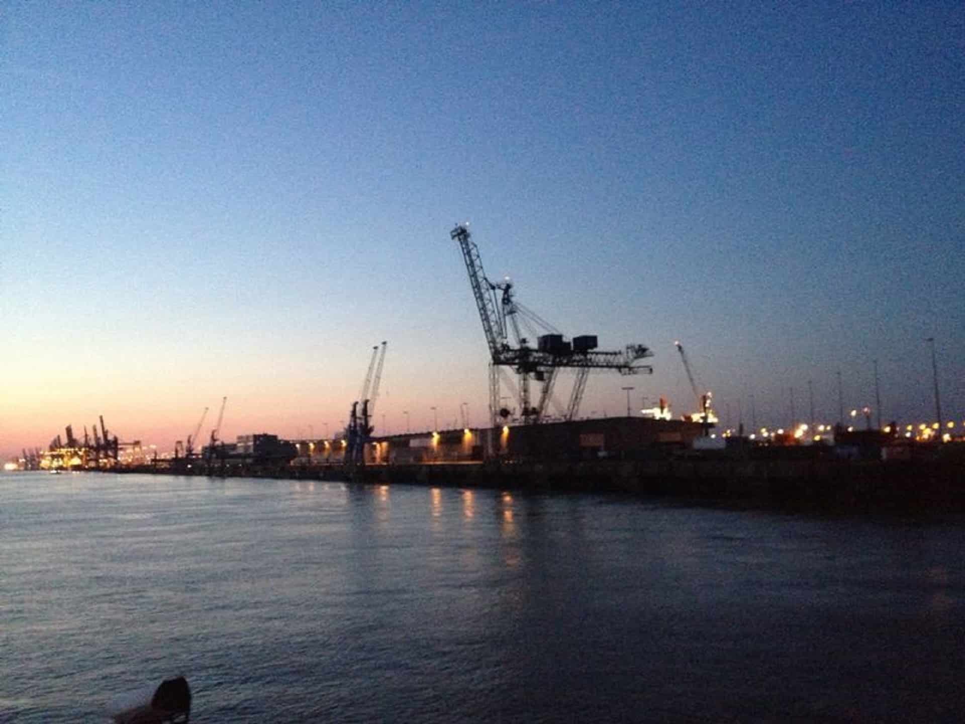 Containerhafen in der Dämmerung Containerhafen in der Dämmerung