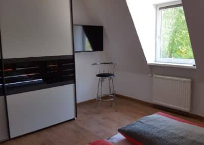 Schlafzimmer 1 mit Fernseher