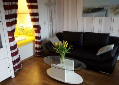 Wohnzimmer mit beleuchter Schlafnische
