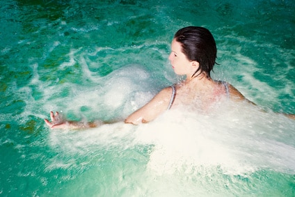 Frau im Wellnessbad bei der Wassermassage Frau im Wellnessbad bei der Wassermassage